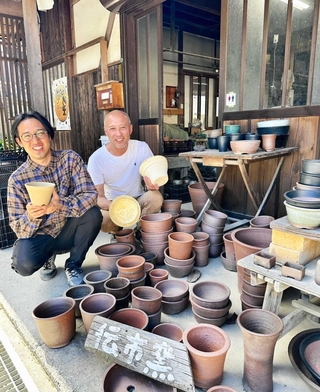 石膏型や素焼き前の器を手にする市野達也さん（右）と弘通さん＝伝市窯