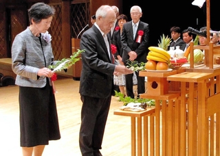 玉串をささげる金婚夫婦＝丹波の森公苑ホール