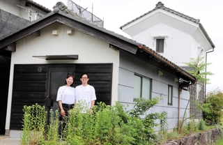 サウナに改修する蔵と倉庫。中川さん夫婦が改修を進めている＝丹波篠山市郡家