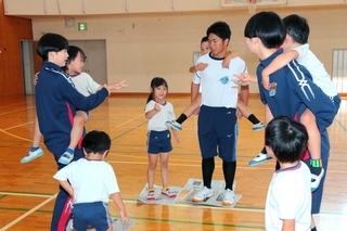 自分たちで考えたプログラムで園児たちと触れ合う高校生ら＝氷上高校