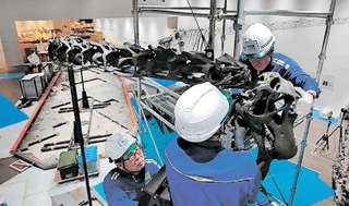 福井での展示に向けて解体される「丹波竜」の全身復元骨格