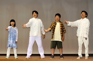 本番に向けて練習に励むメンバー＝丹波市氷上町成松