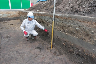 発掘調査で確認された土地造成の痕跡とみられる厚い土層＝丹波市山南町奥
