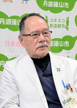 ７月からの運営方針を語る井手通雄理事長＝丹波篠山市役所