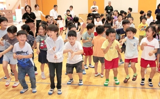 一緒にダンスを楽しむ小学生と園児ら＝認定こども園ふたば