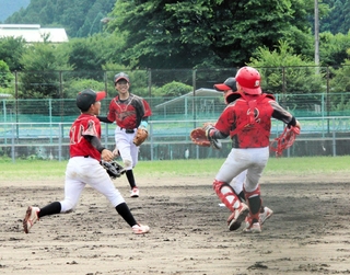 優勝を決めて喜ぶ篠山少年野球団の選手たち＝氷上総合グラウンド
