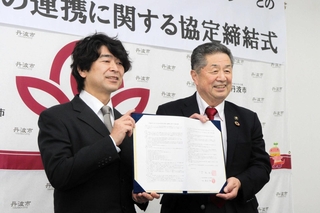協定を結んだ橋詰慎理事長（左）と林時彦・丹波市長＝丹波市役所