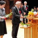 歩んだ半世紀、共に喜ぶ　丹波市で金婚夫婦祝福式典　2市から136組、感謝の気持ち新たに