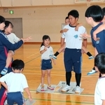 自分たちで考えたプログラムで園児たちと触れ合う高校生ら＝氷上高校