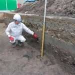 発掘調査で確認された土地造成の痕跡とみられる厚い土層＝丹波市山南町奥