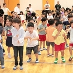 一緒にダンスを楽しむ小学生と園児ら＝認定こども園ふたば