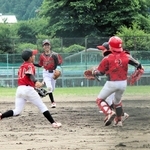 優勝を決めて喜ぶ篠山少年野球団の選手たち＝氷上総合グラウンド