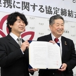 協定を結んだ橋詰慎理事長（左）と林時彦・丹波市長＝丹波市役所