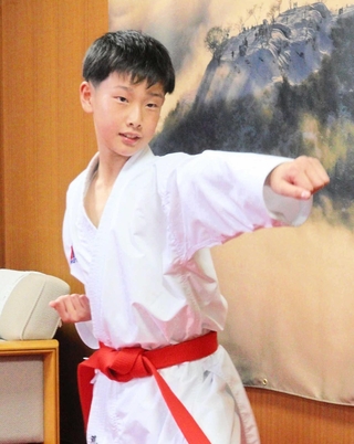 得意とする「刻み突き」のフォームを披露する荒井勇大さん＝丹波市役所