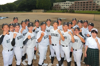 兵庫大会に向けて闘志を燃やす川越透監督（前列左から４人目）と選手ら＝氷上高校
