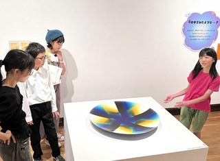 作品の魅力を「こども学芸員」の仲間へ説明する児童＝兵庫陶芸美術館