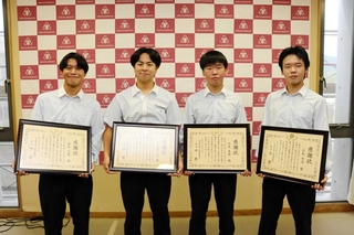 感謝状を受け取った（左から）湯本空雅さん、大西健太郎さん、北尾恵夢さん、北尾恵進さん＝篠山産業高校