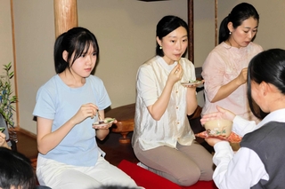 篠山産業高校茶華道部員（右）から作法を学ぶ中国の生徒ら＝同校