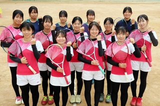 柏原高校女子ソフトテニス部２、３年生の選手ら＝同校