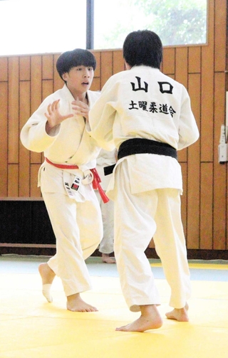 柔道男子個人５０キロ級で優勝した氷上の岡田凌駆さん（左）＝氷上中学校