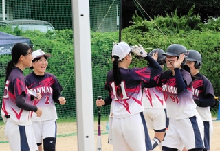 本塁打を放った「丹波篠山ＳＯＦＴＢＡＬＬＣＬＵＢ」の植野陽万里投手（手前右端）を笑顔で迎え入れるメンバー＝丹南中学校