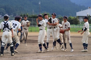 軟式野球決勝で勝利し、喜ぶ氷上ナイン＝氷上総合グラウンド