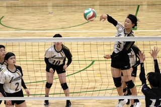 バレーボール女子決勝で強烈なアタックを繰り出す市島の余田真鈴主将＝山南中学校