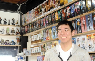 クレーンゲームの奥深さを語る山名凌さん＝丹波市春日町黒井、ビーハウススポーツ