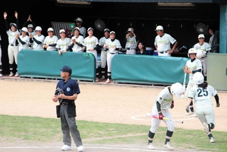 得点して盛り上がる市立前橋の選手たち＝丹波市市島町中竹田、つかさグループいちじま球場