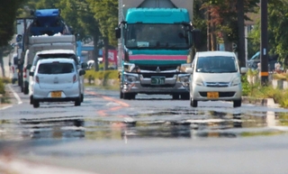国内観測史上最高（当時）となる４１．２度を記録した日、路上には「逃げ水」も現れた＝昨年７月３０日、丹波市柏原町