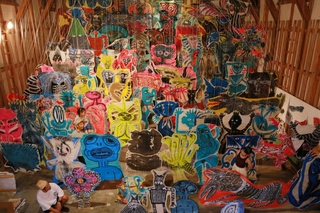 個性豊かな絵で埋め尽くされた展示スペース＝丹波篠山市今田町下小野原