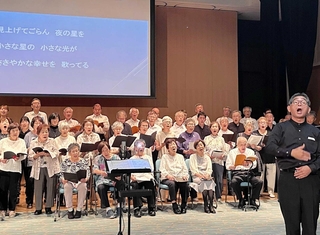 音楽会の最後に、聴衆と一緒に歌うコーラス団体のメンバーら＝丹波篠山市民センター