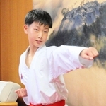 得意とする「刻み突き」のフォームを披露する荒井勇大さん＝丹波市役所