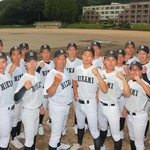 兵庫大会に向けて闘志を燃やす川越透監督（前列左から４人目）と選手ら＝氷上高校