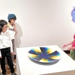 作品の魅力を「こども学芸員」の仲間へ説明する児童＝兵庫陶芸美術館