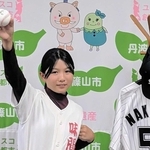 投球フォームを披露する中山愛來さん＝丹波篠山市役所