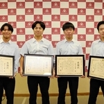 感謝状を受け取った（左から）湯本空雅さん、大西健太郎さん、北尾恵夢さん、北尾恵進さん＝篠山産業高校