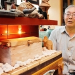 １０分の１ほどの大きさで再現した石棺と、制作した澤山伊知郎さん＝丹波篠山市市野々