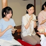 篠山産業高校茶華道部員（右）から作法を学ぶ中国の生徒ら＝同校