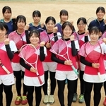 柏原高校女子ソフトテニス部２、３年生の選手ら＝同校