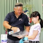 素材による熱の伝わり方の違いを久岡哲也さん（左）から学ぶ児童＝大山小学校