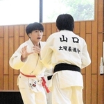 柔道男子個人５０キロ級で優勝した氷上の岡田凌駆さん（左）＝氷上中学校