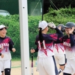 本塁打を放った「丹波篠山ＳＯＦＴＢＡＬＬＣＬＵＢ」の植野陽万里投手（手前右端）を笑顔で迎え入れるメンバー＝丹南中学校