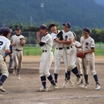 軟式野球決勝で勝利し、喜ぶ氷上ナイン＝氷上総合グラウンド