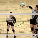 バレーボール女子決勝で強烈なアタックを繰り出す市島の余田真鈴主将＝山南中学校