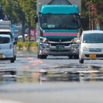 国内観測史上最高（当時）となる４１．２度を記録した日、路上には「逃げ水」も現れた＝昨年７月３０日、丹波市柏原町