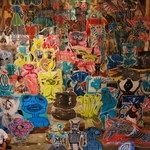 個性豊かな絵で埋め尽くされた展示スペース＝丹波篠山市今田町下小野原