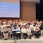 音楽会の最後に、聴衆と一緒に歌うコーラス団体のメンバーら＝丹波篠山市民センター