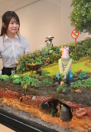 オリジナルの小道具などを用いて作られたセット。遊び心あふれる世界観が堪能できる＝丹波市立植野記念美術館