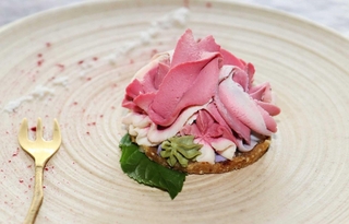 小麦や卵、乳製品へのアレルギーがある人も安心して食べられる「ローケーキ」＝丹波篠山市向井